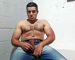 yuri gaucho bear strokes huge brazilian cock for fan gozando explosively