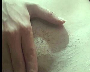 essa puta novinha de peitinhos pequenos sem calcinha na rua 😏 buceta peludinha bem wet 🔥