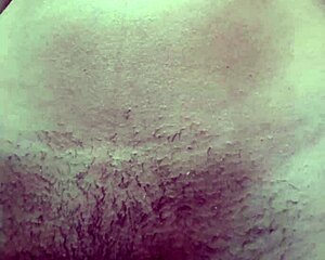 essa puta novinha de peitinhos pequenos sem calcinha na rua 😏 buceta peludinha bem wet 🔥