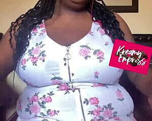 CURVY GODDESS FLEXES TOES FOR FOOT WORSHIP EXCITEMENT!