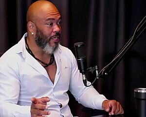 bruna ferrari hides face but cums on cucumber anal?