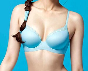 Jolis modèles asiatiques taquinent en lingerie culotte pieds nus