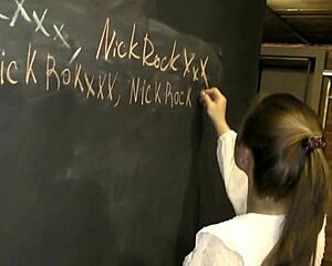 Prof plie Baby Bamby sur bureau pour sodomie puis pipe sous table nrx049