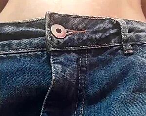 essa puta novinha de peitinhos pequenos sem calcinha na rua 😏 buceta peludinha bem wet 🔥