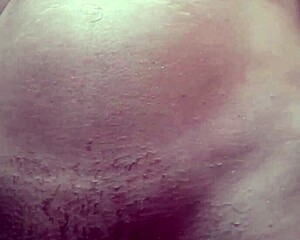 essa puta novinha de peitinhos pequenos sem calcinha na rua 😏 buceta peludinha bem wet 🔥