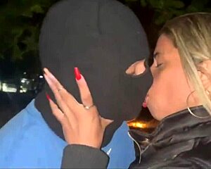 Esposa flashes pussy for corno's friend on crowded beach?