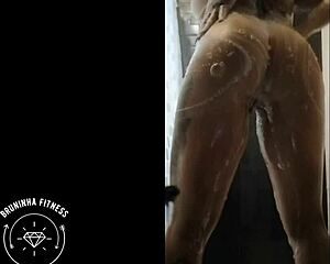 depois dessa ruiva cavala depilando a buceta lisinha no banho, você aguenta comer? completo no red!