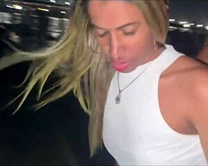 Esposa flashes pussy for corno's friend on crowded beach?