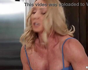 My friend bends me over in the kitchen for some wild pussy licking and fucking 😈🍑