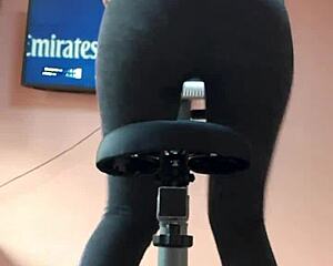 She powers through her workout as pee floods her gym leggings