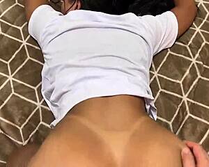 estudante raduda bronzeada rebolando de quatro pro professor chupando sua buceta suculenta