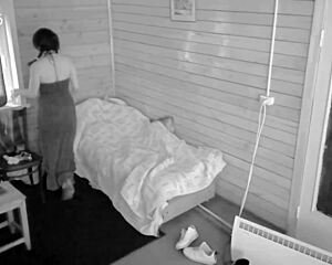 Who's spying on this fat housewife squirting on dildo in homemade sex tape?