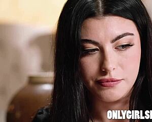 gal ritchie tiny teen blows hot lesbian pussy 👅🍑