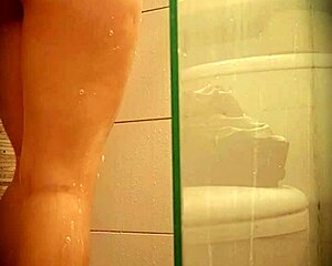 Spy cam catches Spanish promotora Milet shaving intimately