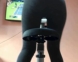 She powers through her workout as pee floods her gym leggings