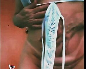 safada loira vivi guedez usa roupas sensuais de sex shop com putariasdocasal20 em desfile de calcinhas