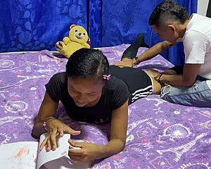 me follo a mi hermanastra 😈 y le lleno el coño apretado de semen caliente 💦🍆