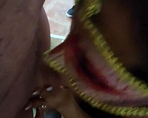 ¡Mira Cómo Mi Vecina Latina Me Chupa La Polla En Grupo!