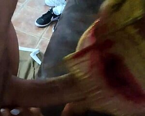 ¡Mira Cómo Mi Vecina Latina Me Chupa La Polla En Grupo!