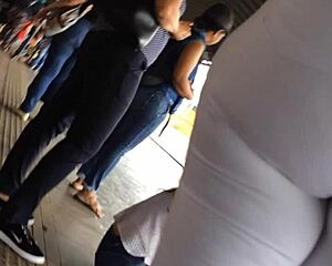 gostosa's juicy ass hidden candid on bus 😍🍑