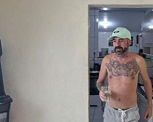 minha meia-irmã ESTUDA SEM CALCINHA na mesa