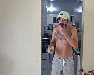 minha meia-irmã ESTUDA SEM CALCINHA na mesa