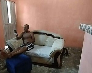 infiel marido folla el gran culo de su cuñada mientras la mujer no está!