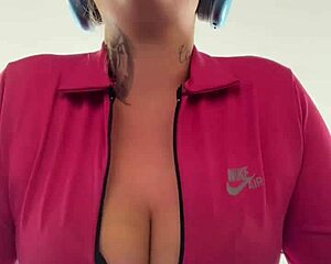 treinando na academia suando tesão pela buceta nos peitos...