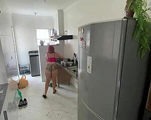 câmera escondida on provocative short-shorts empregada 😏🔥