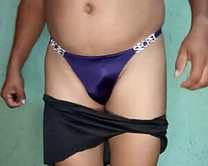 digame como me veo bailando en esta tanga satinada morada de victorias secret