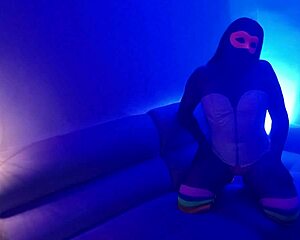 esta camarera curvy con big ass y tits quiere dinero por anal en habitacion oculta del bar