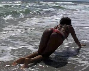 Ebony Fat Ass Waves on Florida Beach While Public Dildo Stretches Wet Pussy