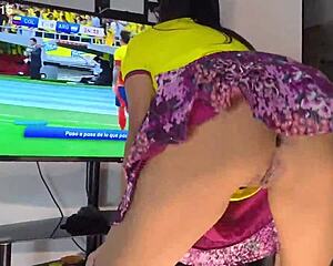 Colombian milf Elena Cruz celebrates goal with big ass bounce