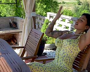 Big-ass Latina Mariana Martix barebacks muscular Italian outdoors