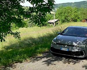 Big-ass Latina Mariana Martix barebacks muscular Italian outdoors