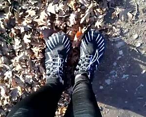 testing my new barfuß shoes outdoors in leggings feeling sexy and free