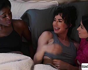 Girlfriend and i finger lick scissor fuck her big tits ebony best friend