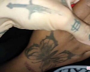 netflix com o meio-irmão virou massagem no pau enorme dele 😏🍆💦