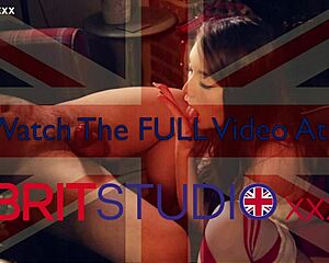 18 YEAR OLD girl next door unwraps hot CHRISTMAS load from neighbor