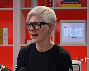 omg this cute curly brunette leana lovings with glasses is the prettiest nerd pornstar ever 😍🤓