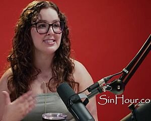 omg this cute curly brunette leana lovings with glasses is the prettiest nerd pornstar ever 😍🤓