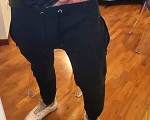 sborrata sexy con gemiti perversi pisciata e giubbotto pelle sega sporca!!