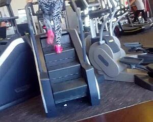 damn that sexy big ass shakes so hot in gym