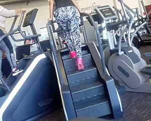 damn that sexy big ass shakes so hot in gym