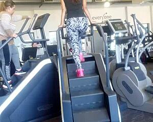 damn that sexy big ass shakes so hot in gym