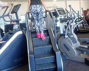 damn that sexy big ass shakes so hot in gym