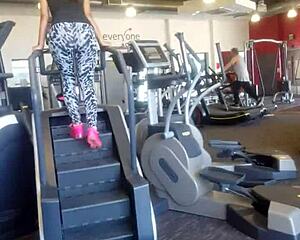 damn that sexy big ass shakes so hot in gym