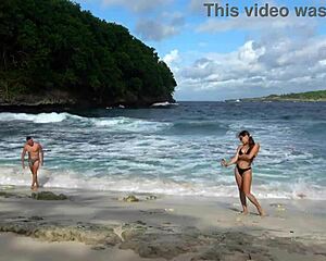 Dude that deep blowjob from beach brunette stranger got me hard already