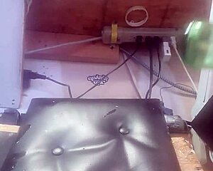 bottle deep in my huge ass feels so good 😈🍾