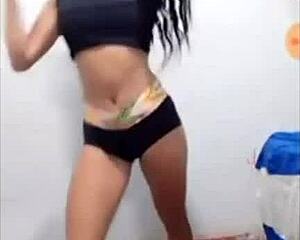 sexy girl dances like a beauty watch her twork those moves 😍💃